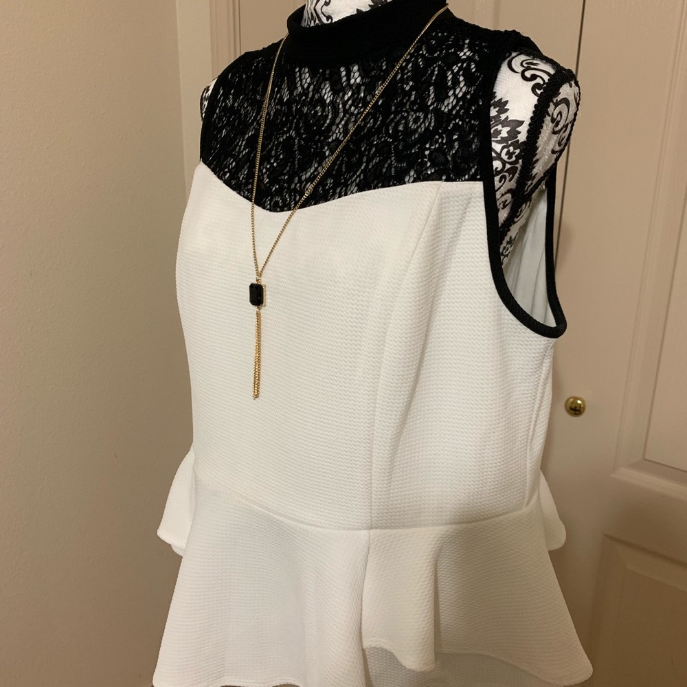 Sleeveless blouse with Necklace